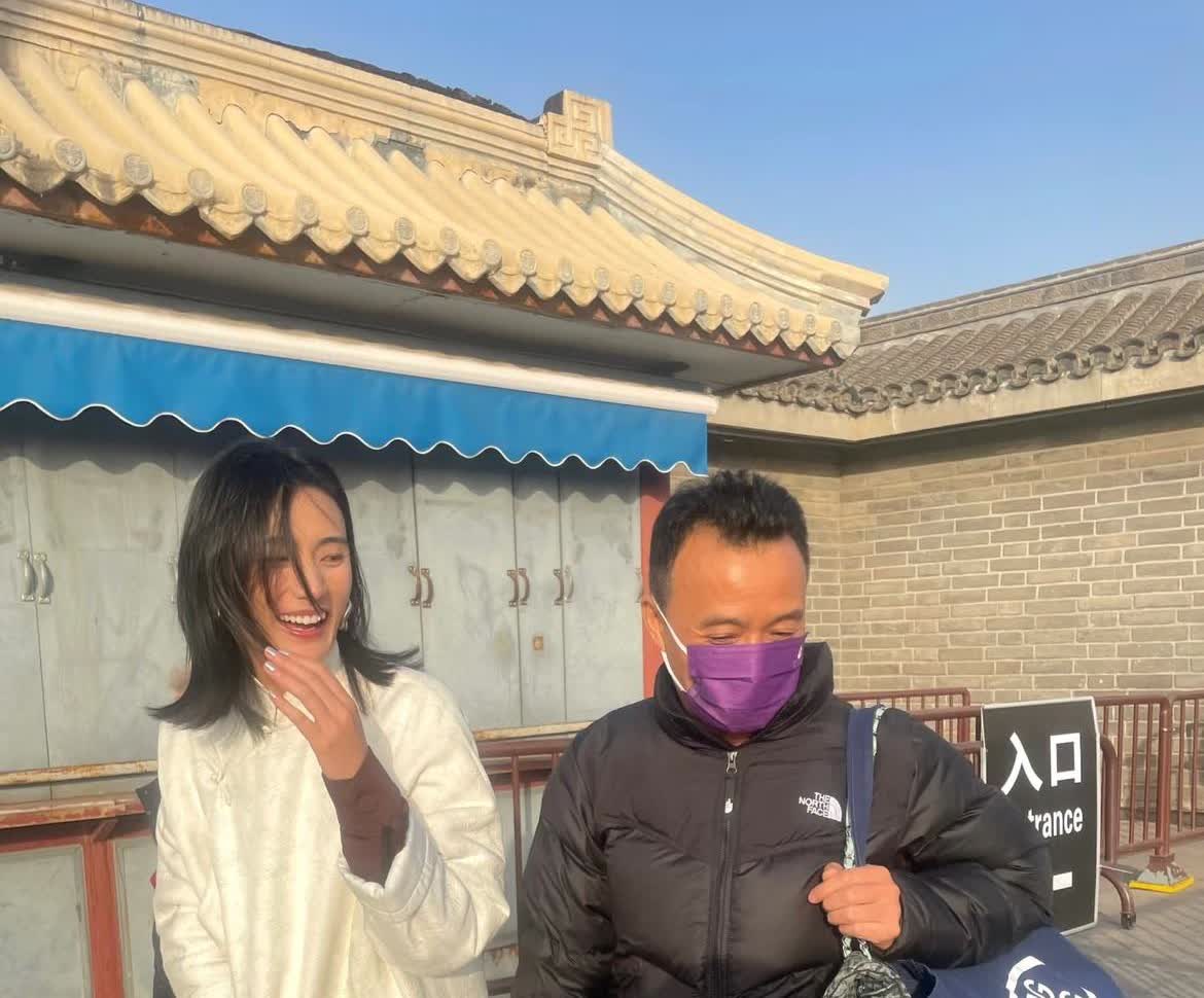 海哈金喜说她和李亚鹏已经分居很久了，但是没有离婚，我去查了以下海哈金喜的父亲，原