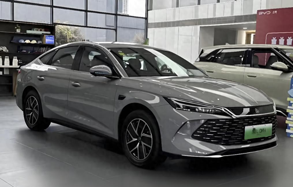 万！比亚迪杀疯了，秦LDM-i直降7000，最高2110km续航香不