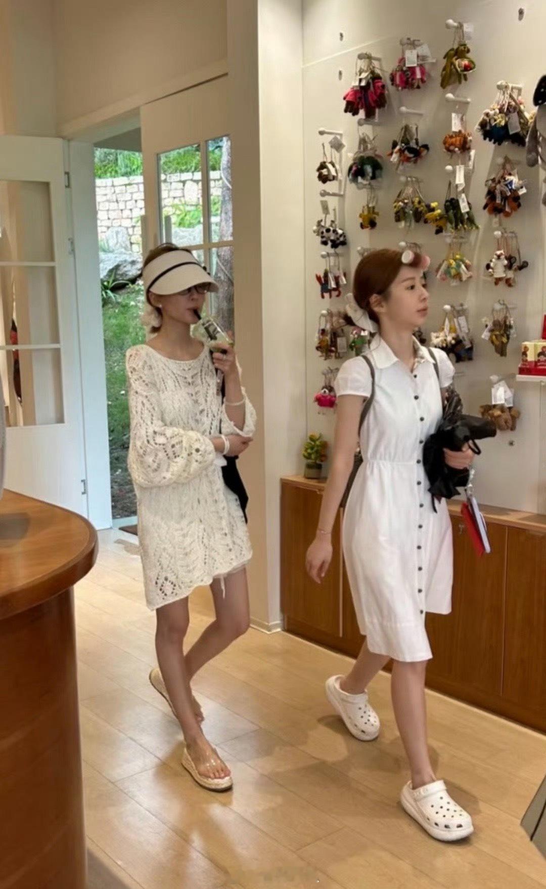 网友逛街偶遇赵露思，这个身材真的很适合拍戏上镜啊！​​​