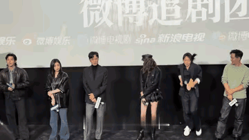 这场面可真是热闹又尴尬。蒋欣叉着腰，看着闫妮脸颊通红、手舞足蹈的样子，一脸“没眼