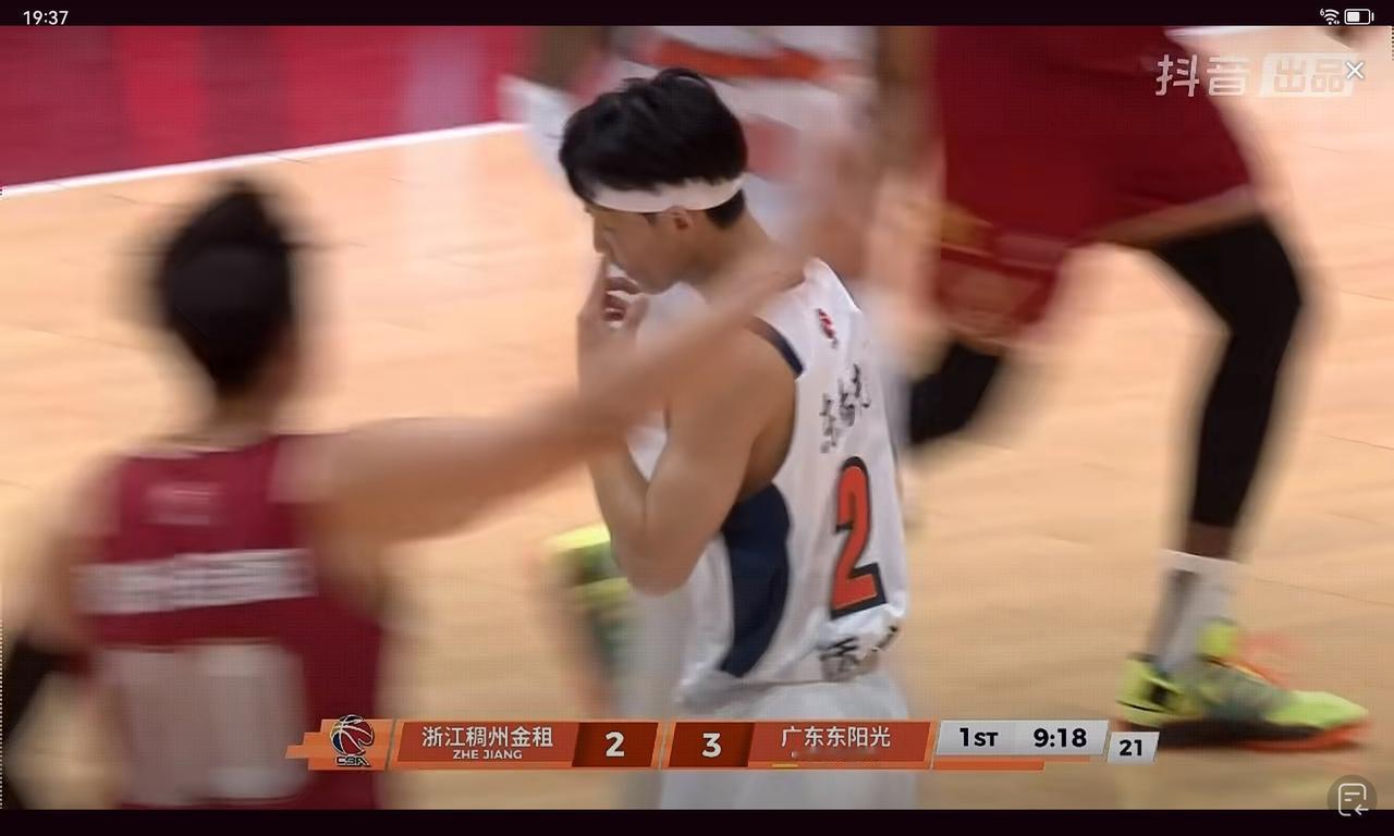 胡明轩徐杰表现差距大，徐杰偷袭关键，最好成功干扰吴前投篮在郭昊文带队赢了上