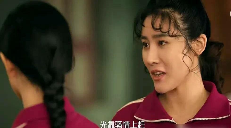 省剧团台柱子，抢不过县里来的小姑娘，这事儿真热闹。龚丽丽眼看“李慧娘”这角色