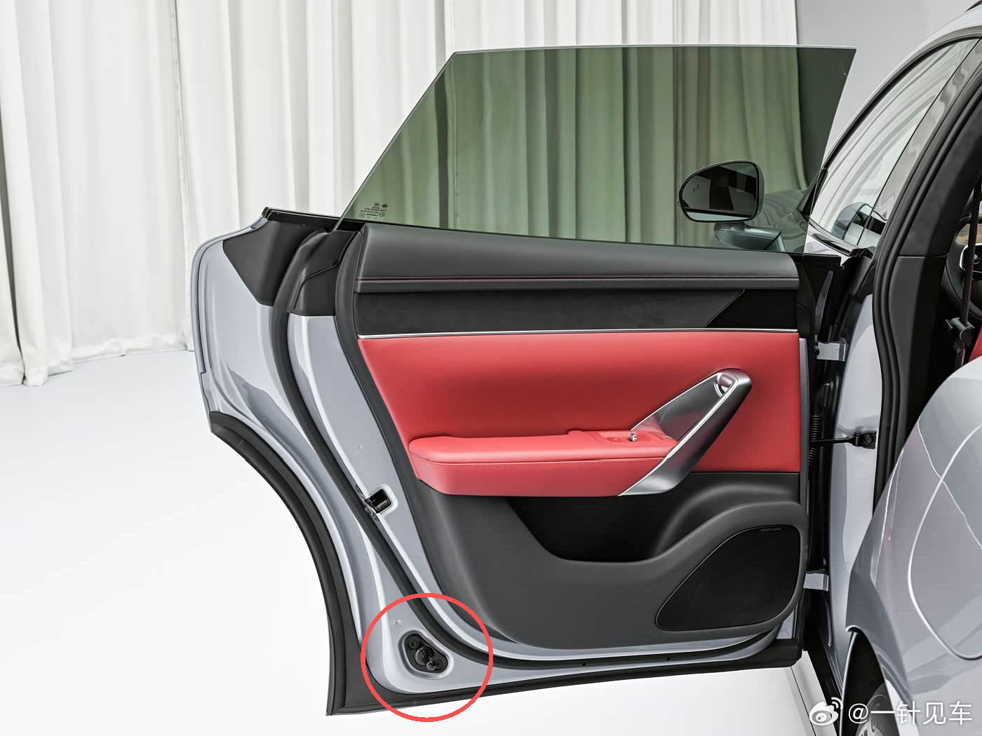 博主：尚界Z7的前备箱盖是四连杆铰链；尚界Z7的后门侧碰安全销带有底座安装。这都