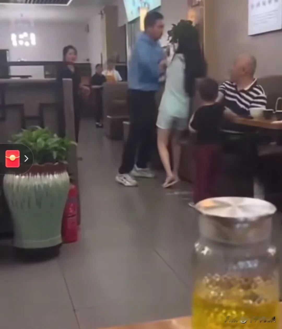 女子带着狗进入餐馆就餐，与邻桌男子产生冲突。男子要求她将狗带出去，女子出口辱骂，