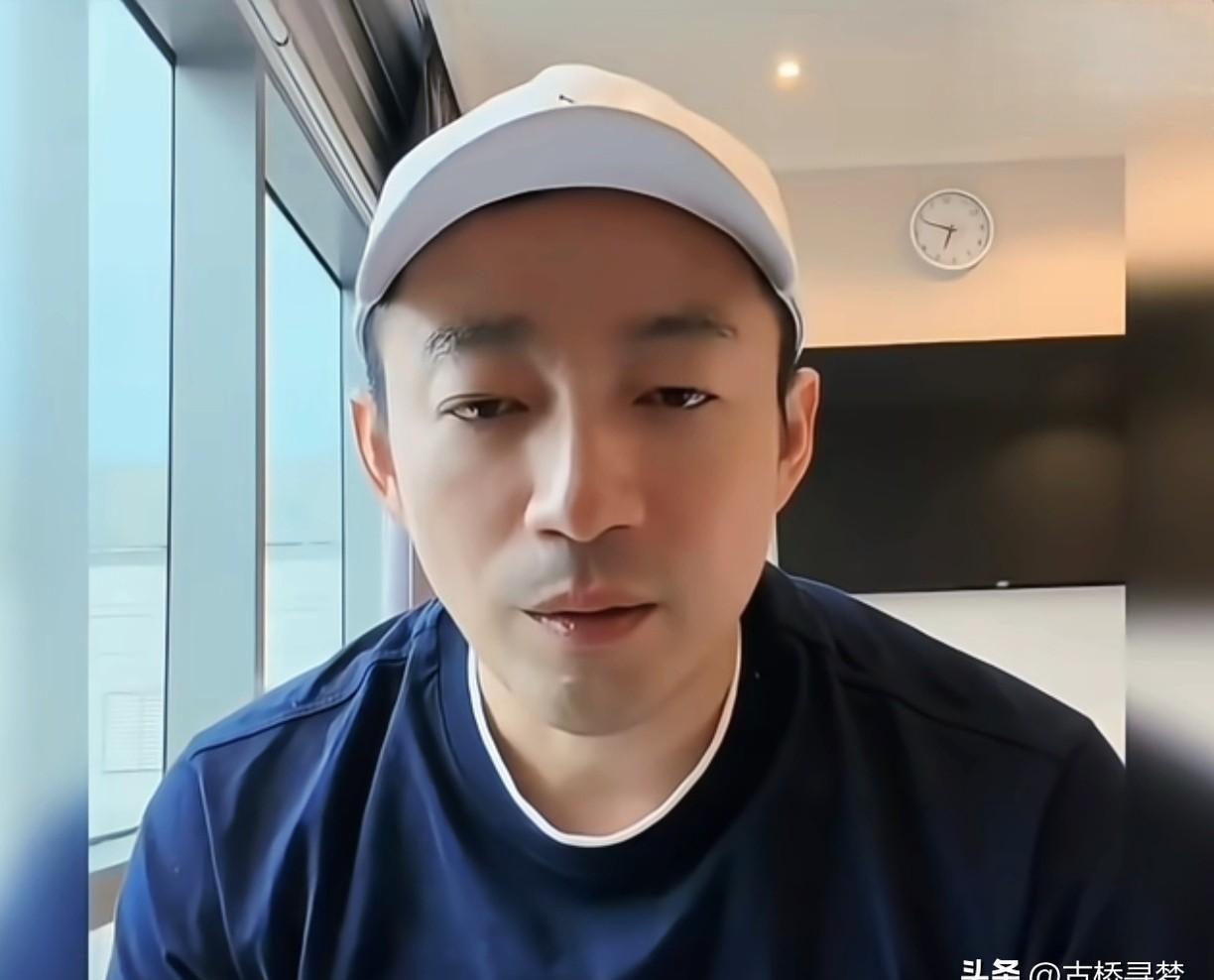 昨晚直播汪小菲突然红了眼，攥着话筒指节泛白半天说不出话他对着镜头承认节奏全乱了