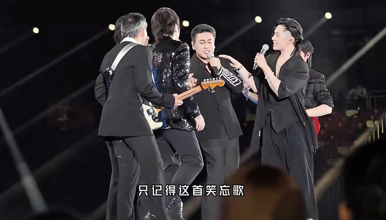 这次F4北京合体和上次大不相同，其他三位成员都主动往朱孝天身边凑，还主动邀请他站