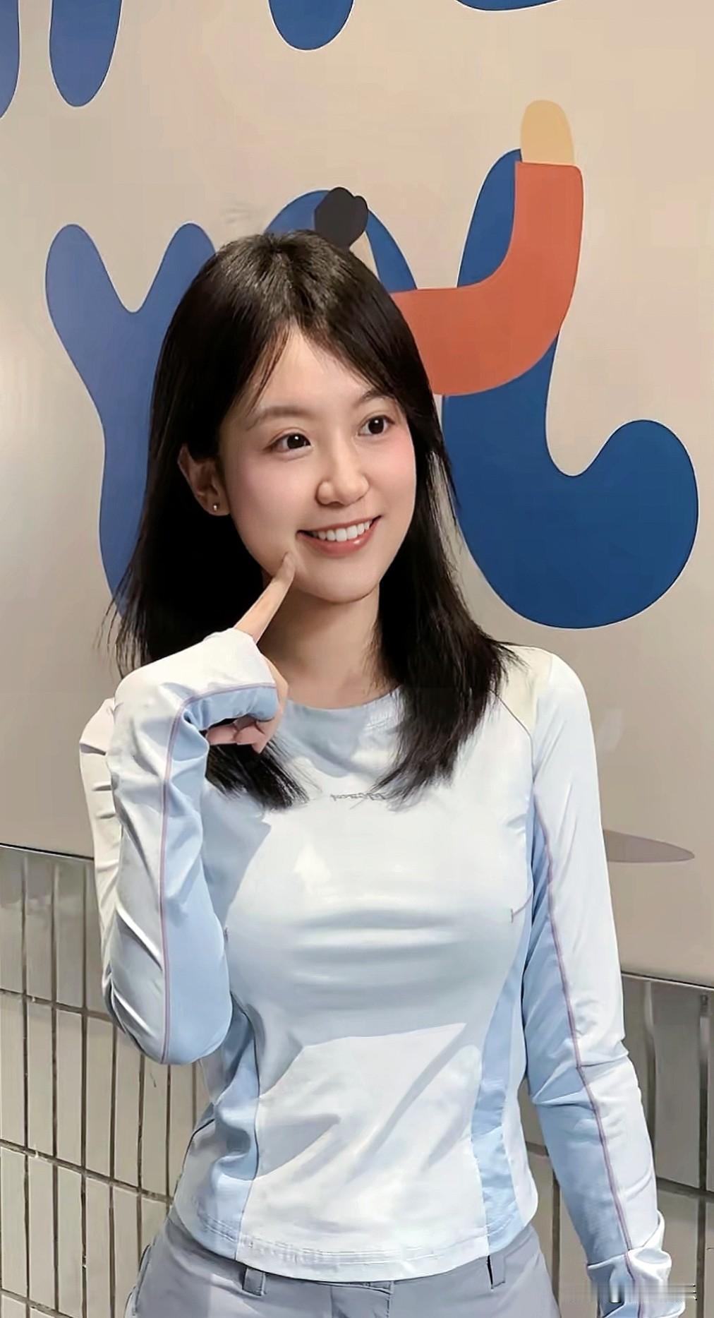 小姐姐嫣然一笑，万般温柔，玉指轻贴脸颊，干净又灵动。分享一下你随手拍下的照片分