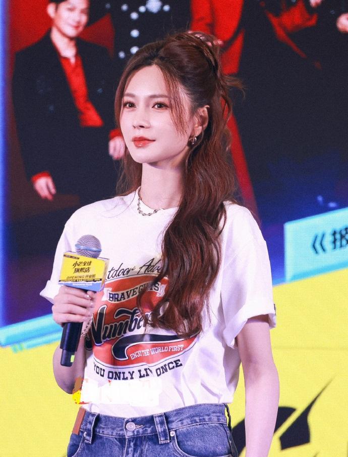 今天沈梦辰在出席时尚活动的时候搭配的像个潮流美少女，她的状态很不错，气质也好。