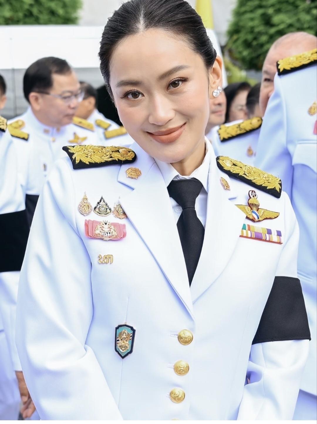 身着制服的佩通坦又飒又美！7月28日，她和为泰党各个部长前往大皇宫，签名并敬献花