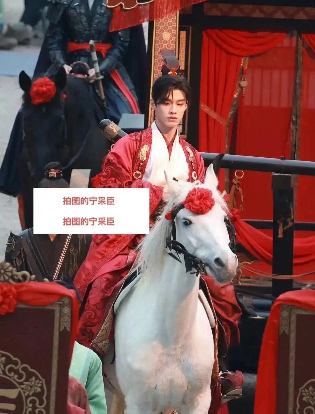 何与、辛云来大婚造型路透老是说这两个人长得像，但是放一起差别还是蛮大的​​​