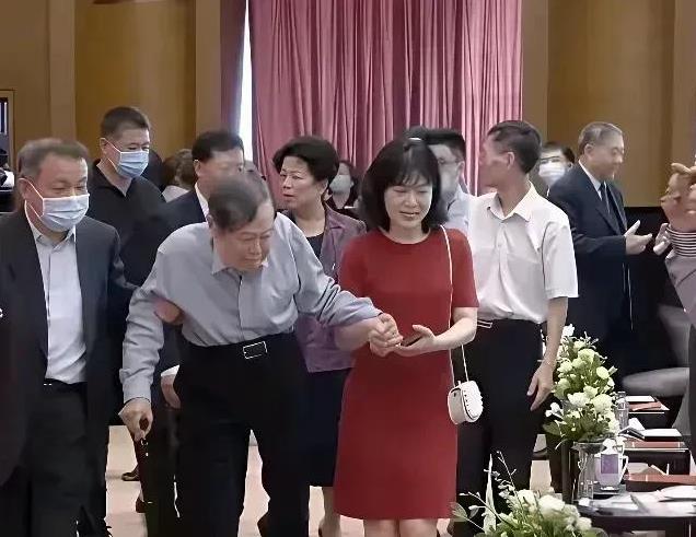 最近看到杨振宁与翁帆出席活动，腰直不起来，走路需搀扶，他今年已103岁。是个长寿