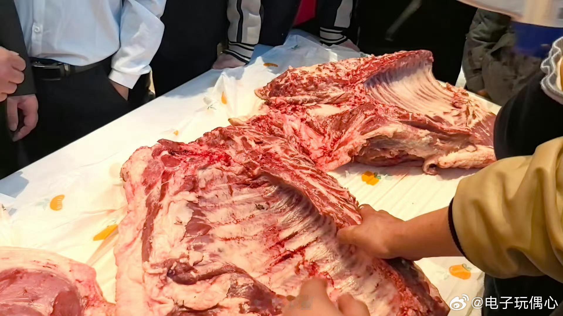 男子年会吃辣赢走300斤年猪吃辣挑战一决高下，男子凭借超强耐辣实力脱颖而出，直接