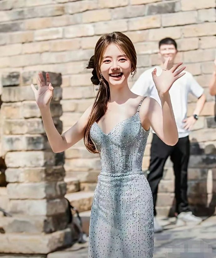 没想到谭松韵这么瘦，真是杨柳细腰​​​​