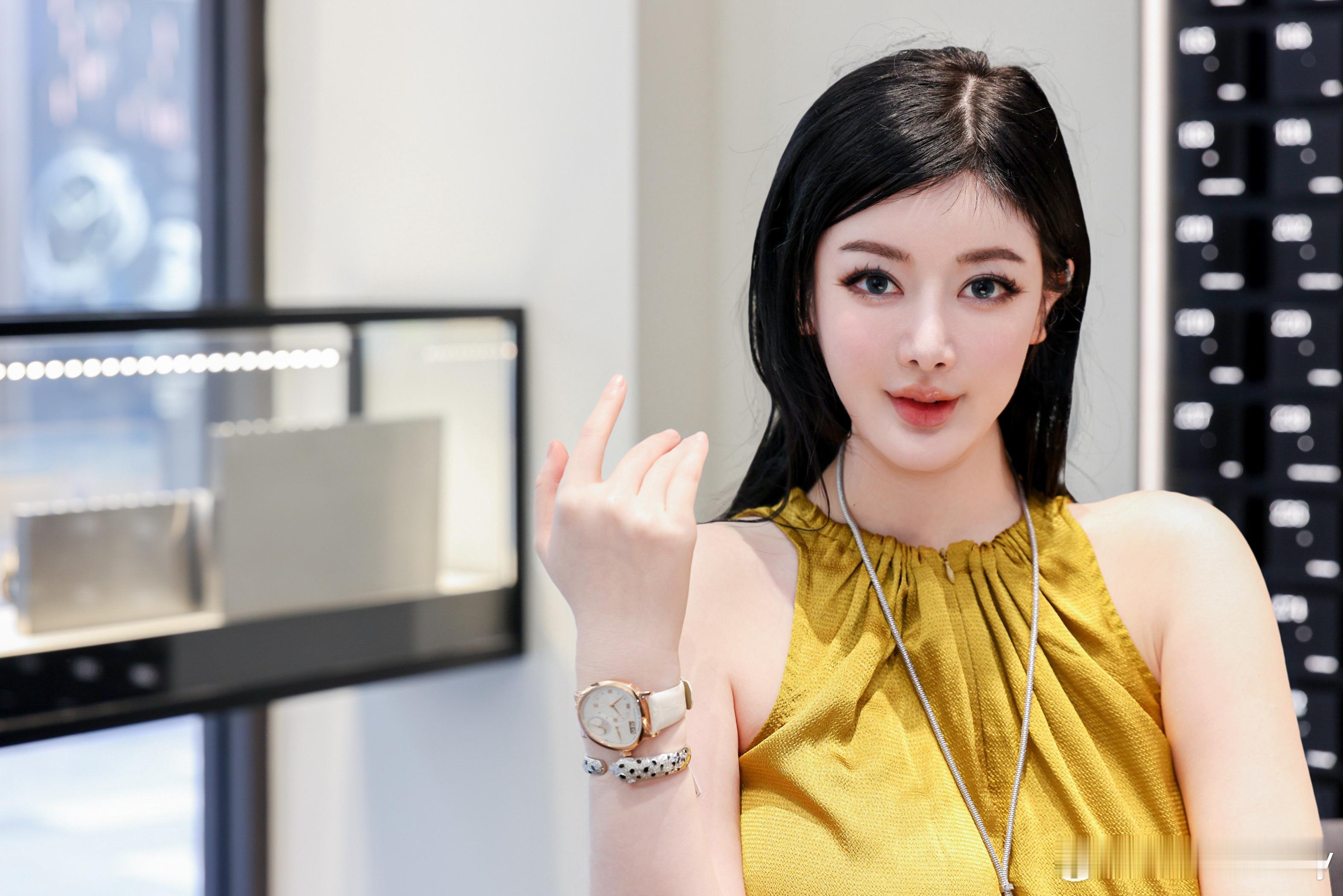 穿搭感谢朗格邀请～祝生意兴隆喔～颜值街拍写真​​​