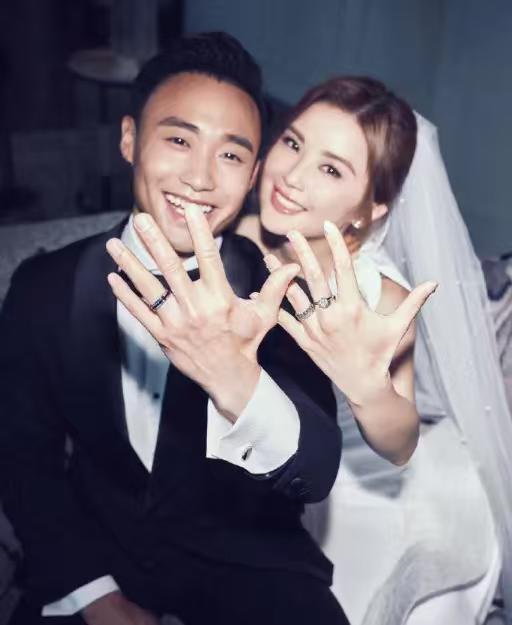 阿Sa宣布和小10岁的健身教练结婚！其实，嫁给健身教练的女星不少，这几位都是二婚