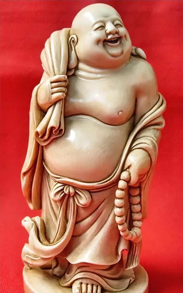 今日农历六月六，是布袋和尚出家纪念日。布袋和尚，五代高僧，常背布袋行乞，言行不拘