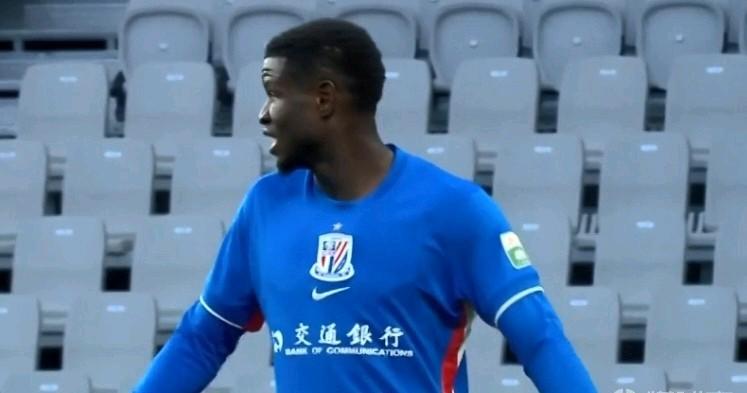 记者：申花外援盖伊受伤申花跟队记者甘慧透露，申花三大主力没去杭州，前往杭州的最