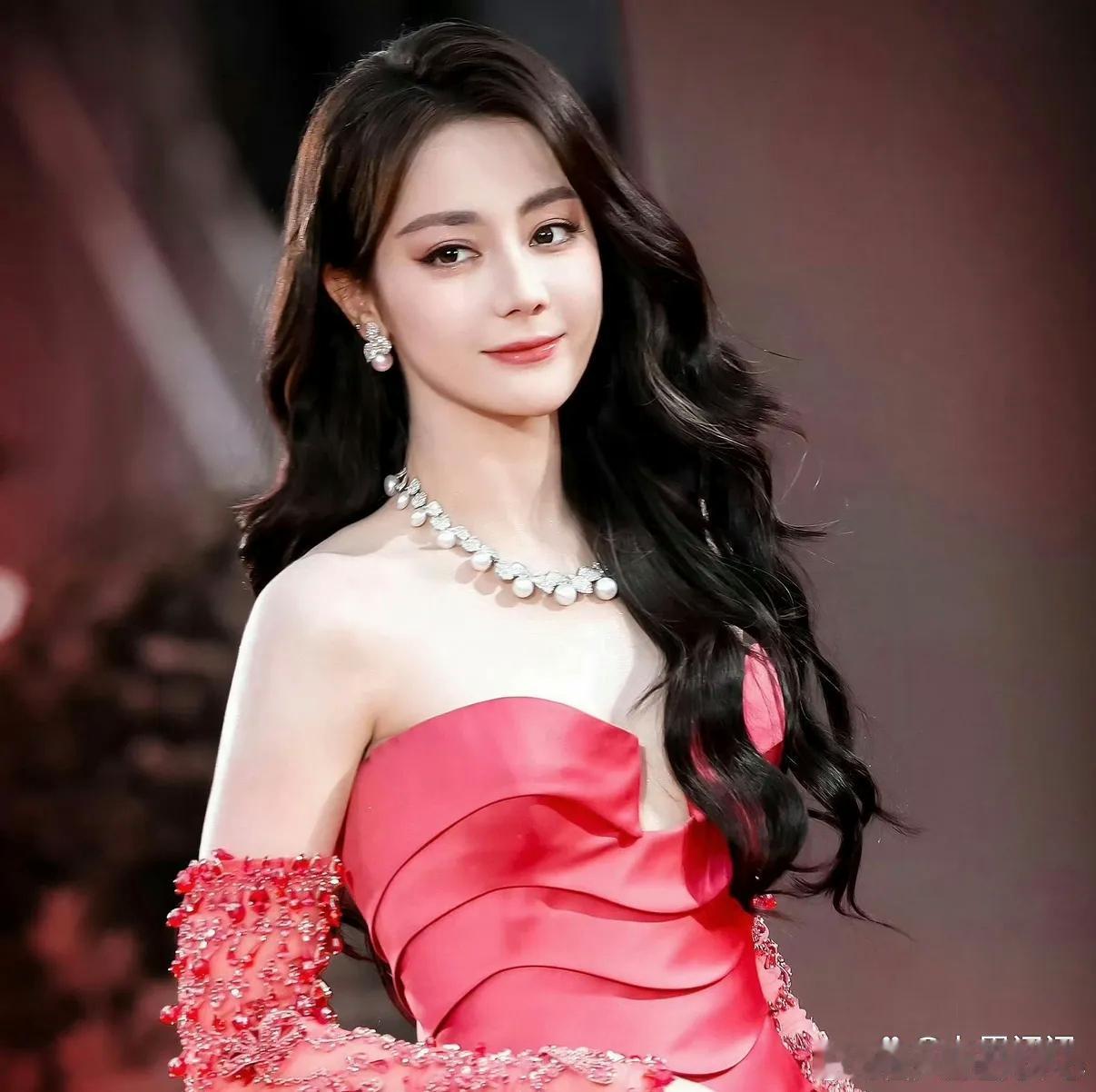 1.程潇公司帮她争取了李昀锐的《在你眉梢点花灯》女二，她现在是只要有露脸的机会就