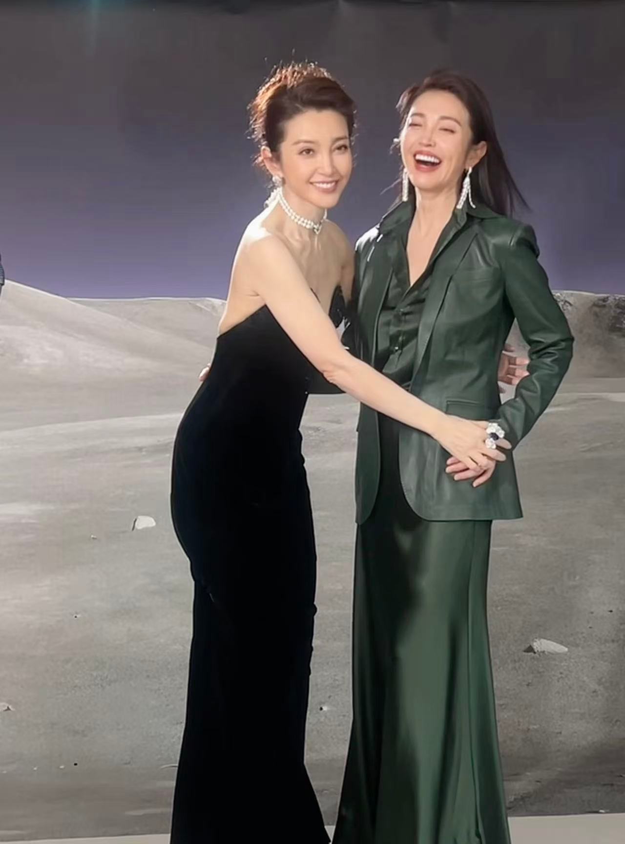 李冰冰晒和妹妹李雪合照李雪的状态也好棒，和姐姐在一起像双生花。这种姐妹情深又颜值