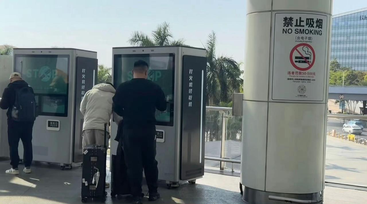 这是什么操作？一网友偶然发现禁止吸烟标语旁却在免费发打火机