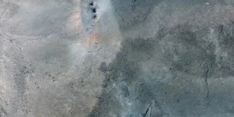这是卫星拍的伊朗福尔多核设施表面被美军轰炸机打的孔，数了数，现场一共六个弹坑，