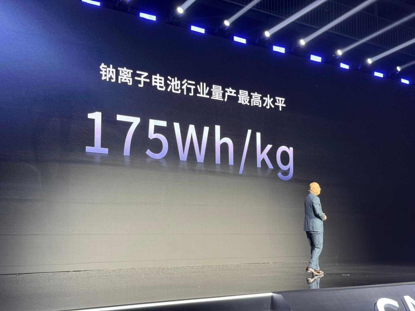 全球首款量产钠电池乘用车下一期播客，我准备聊聊钠离子电池。碳酸锂价格上涨，终端