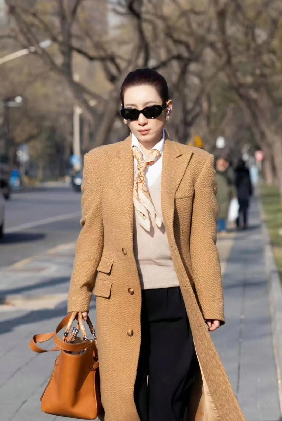 秦海璐把央视门口走出了T台的感觉！一件驼色大衣，内搭简约的白衬衫和米色针织