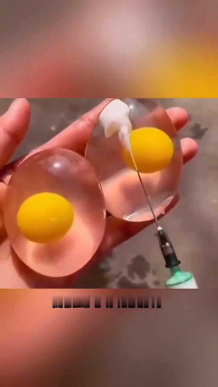 这就是为什么很多人相信有假鸡蛋的根本原因。就这样简简单单的一戳，快速充气，一只柔