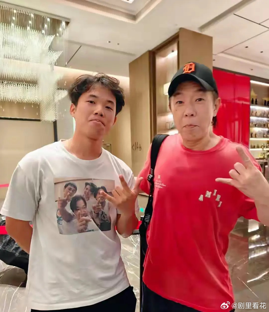 61岁黄贯中崇左被偶遇，刚开完演唱会状态引关注！9月29日，网友在崇左街头偶遇黄