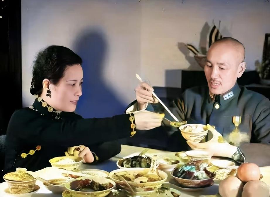 蒋介石个人独处的家常晚饭，鸡汤、黄埔蛋、盐笋、酱瓜这几样小菜，从1949到197
