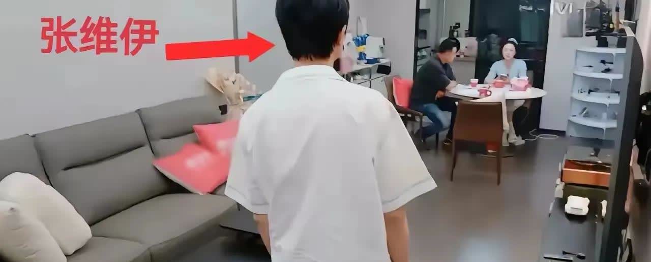 董璇从一个火坑跳入另一个火坑。这个小老公和她才结过婚，就敢在众目睽睽之下向她发脾