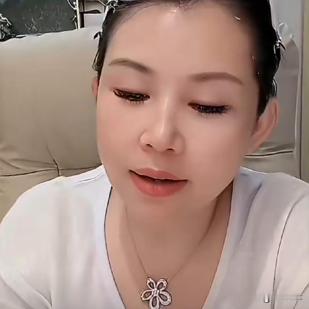 驴姐共情心疼小伊伊遭遇，对桐桐择偶标准感到不解。驴姐共情