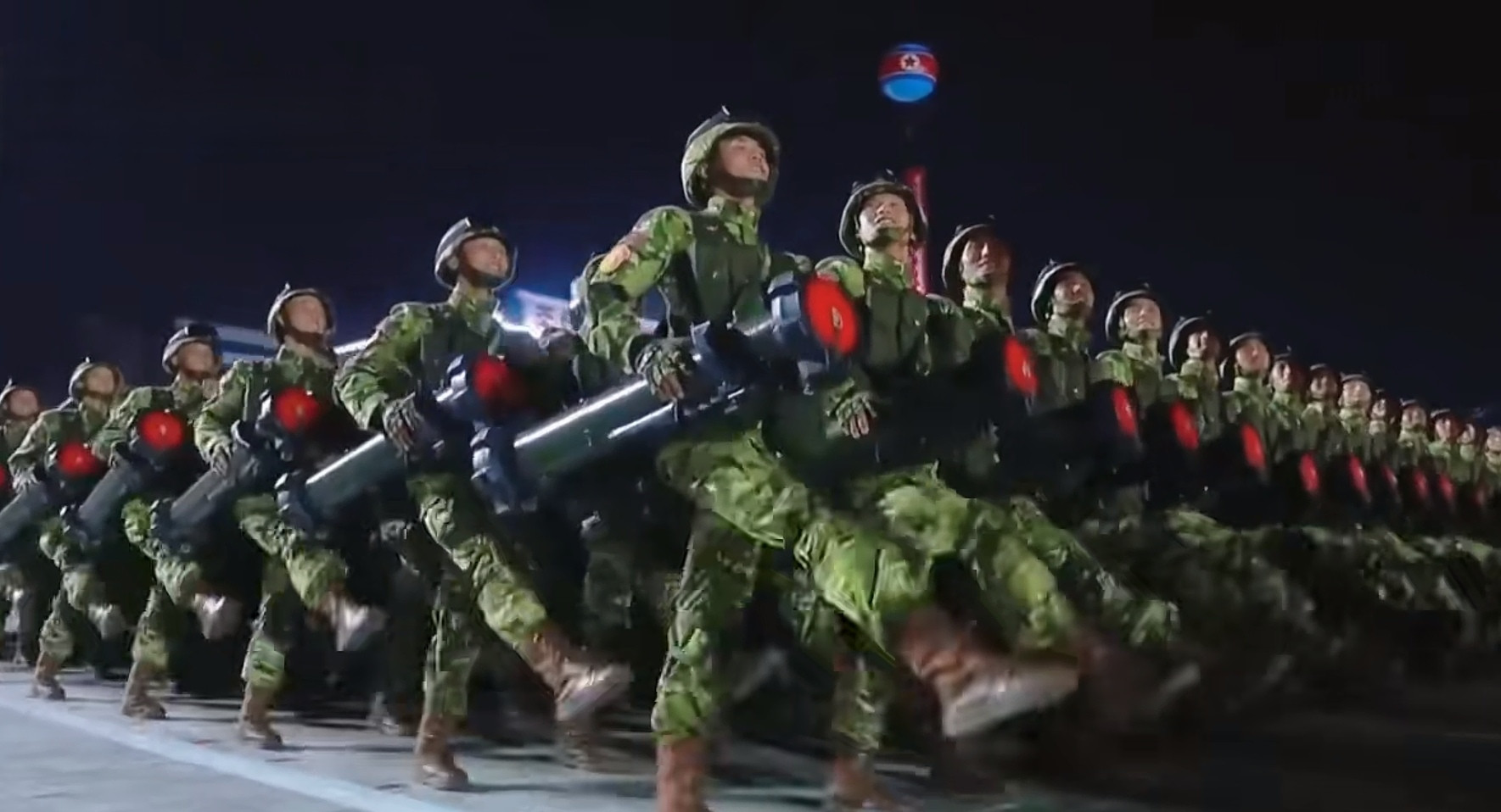为了准备阅兵活动，越南受阅士兵提前训练中式正步好几个月，原本以为他们在正式阅兵当中，越南士兵即便练不