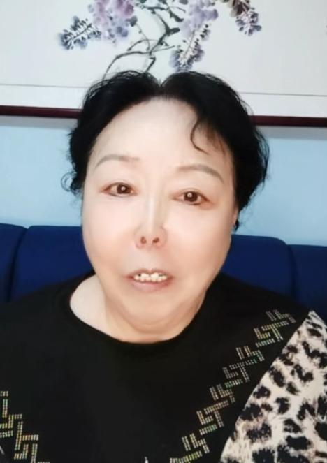 相声教育家马贵荣直播时说，郭德纲这件事眼下这个状态是最好的。她口中说的这个状态，