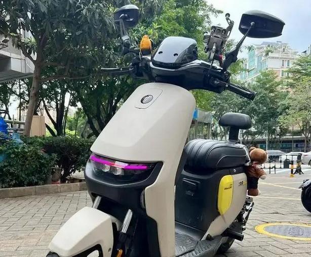 凌晨三点，外卖小哥又被拦下了。这次不是超速，是车牌不对。他骑的是电摩，挂的是