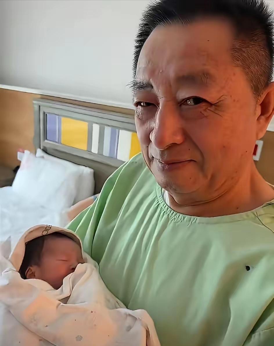 哎呀！马筱梅生了一个小马宝。今年初七，小菲总的三胎降临人间。就在兰姐开直播的时