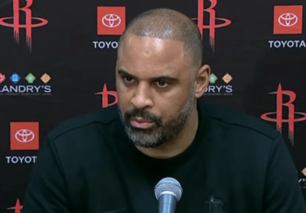 火箭主帅艾米-乌度卡接受了记者采访谈到整体执行。“有点像是在走流程。”“对位