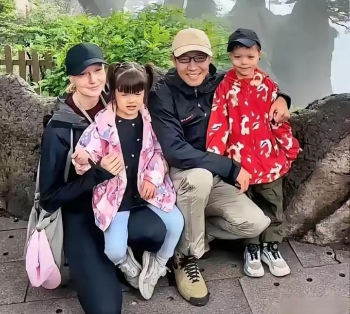 章子怡看到前男友撒贝宁一家四口过到那么幸福，她会不会后悔当初的选择呢？章子怡和撒