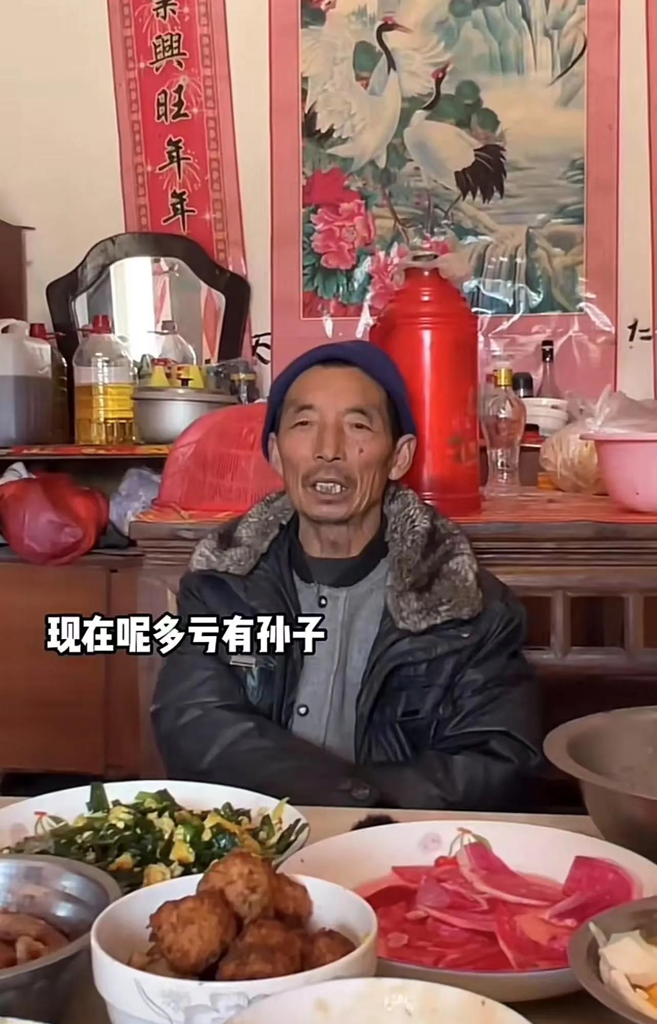 儿子触电身亡，儿媳改嫁，老人却心怀感激。这位老人含辛茹苦将儿子拉扯大，倾