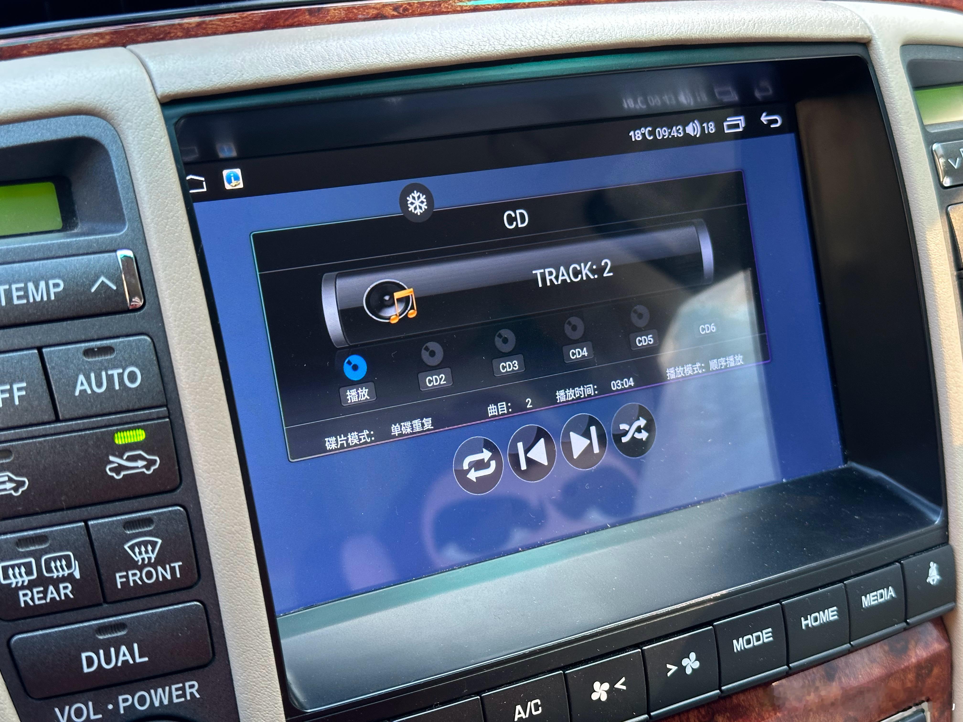 开着20岁的皇冠，听着迈克杰克逊的卡带，确实会勾起很多回忆