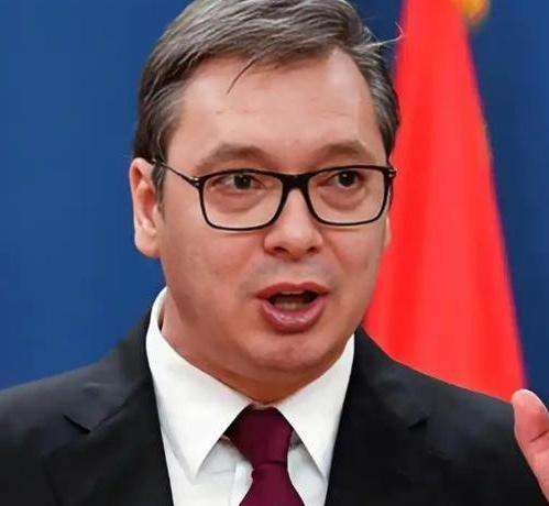 武契奇这次算是把天窗给捅了个稀碎，开完国家安全会议，对着镜头那叫一个直白：别跟我