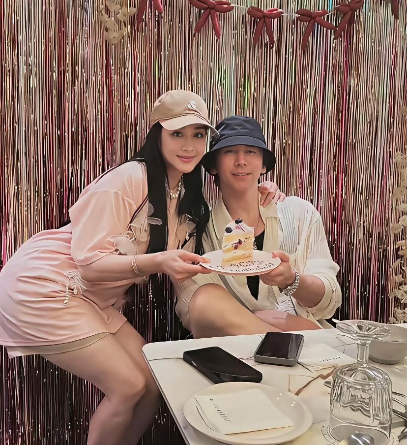 张伦硕43岁生日钟丽缇晒吻照撒糖这对夫妇以前大家都不看好结果结婚好想也快1