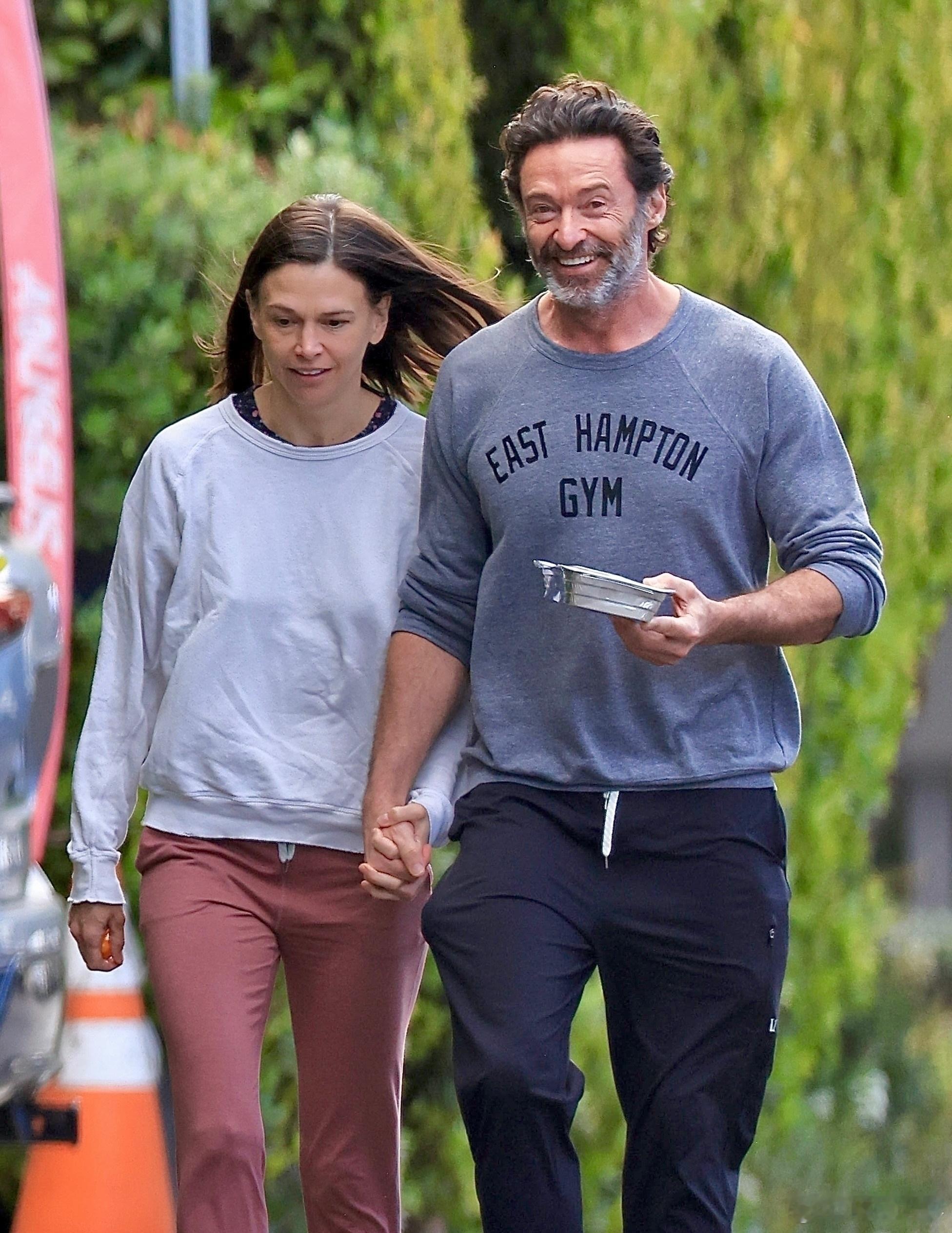 【高清】休·杰克曼1月8日和女友萨顿·福斯特外出散步。HughJackman