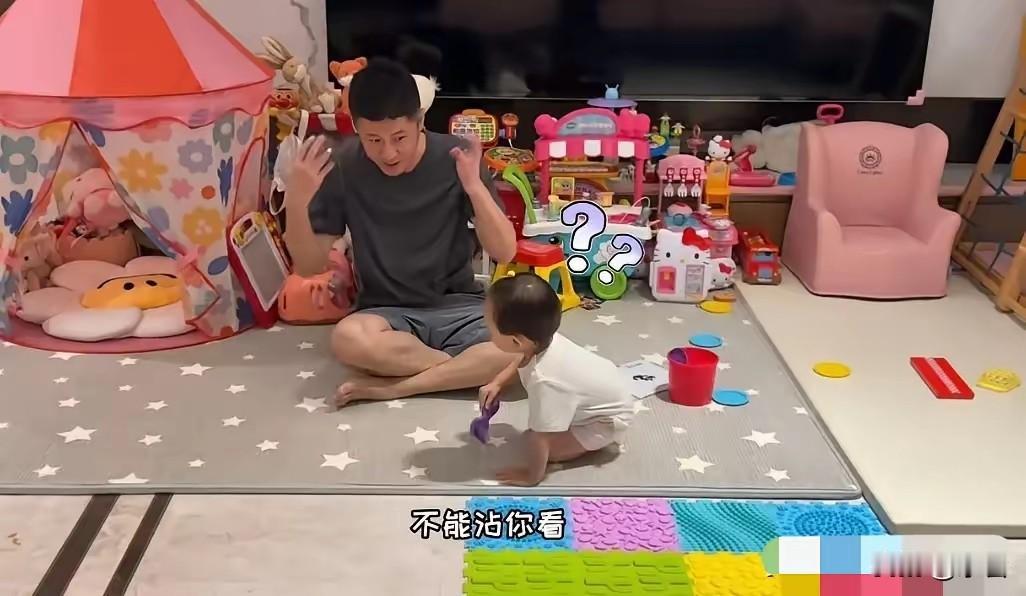 孙骁骁任重的家曝光！女儿奴实锤了！家里没想象中那么大，但布置得超温馨～整个客厅