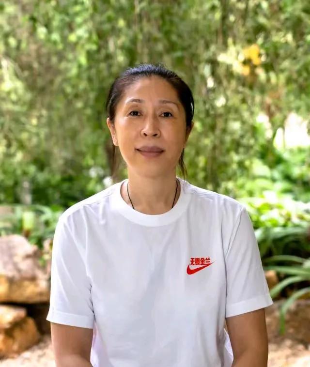 关于李梦，郑薇说：“她是国内最好的球员，是一个非常全面的攻击手团队核心”。李梦