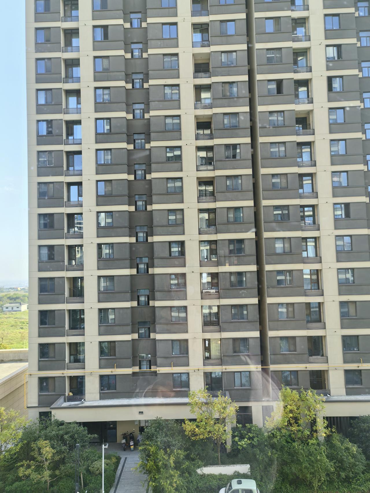 有网友说：“如果中国与日本打仗，房子被炸没了怎么办。”房子被炸没了，不要害怕，