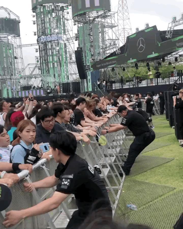 看看音乐节上的保安们，任人群群情激昂，我自屹然不动保安：“我太难了”​​​