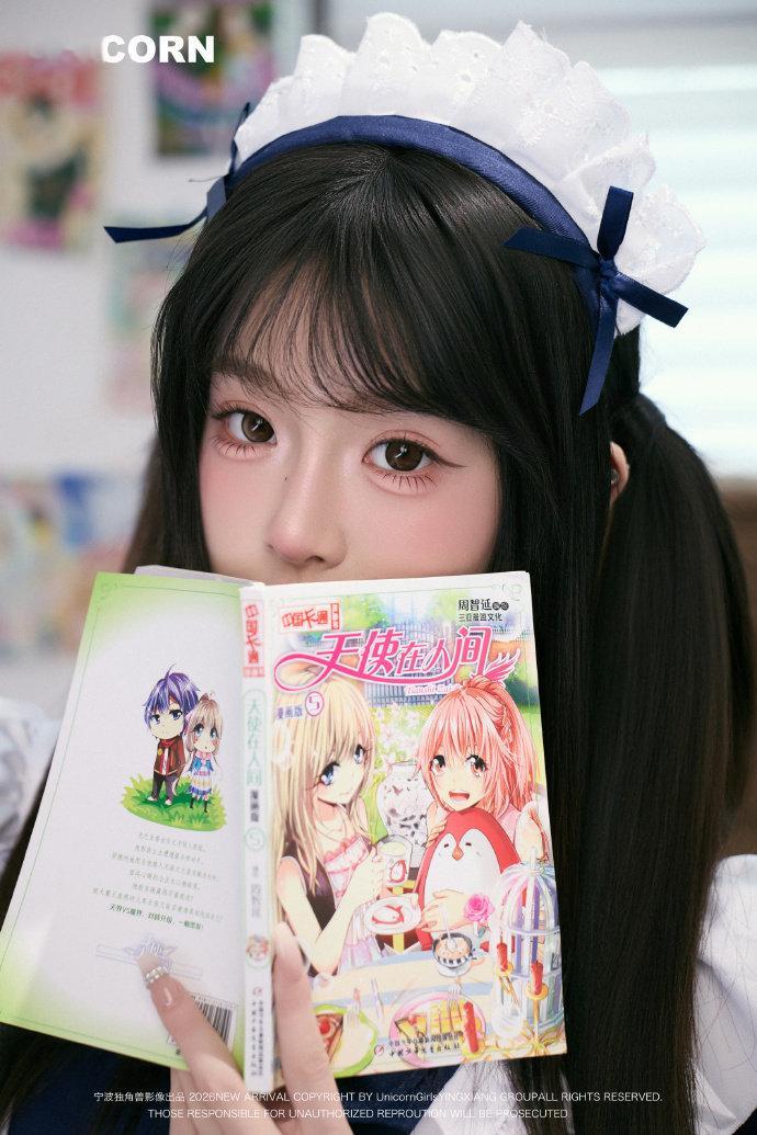 “五五开”卢本伟妻子「巴旦木公主」今日晒出新照片女仆装写真。并配文：大小姐驾到