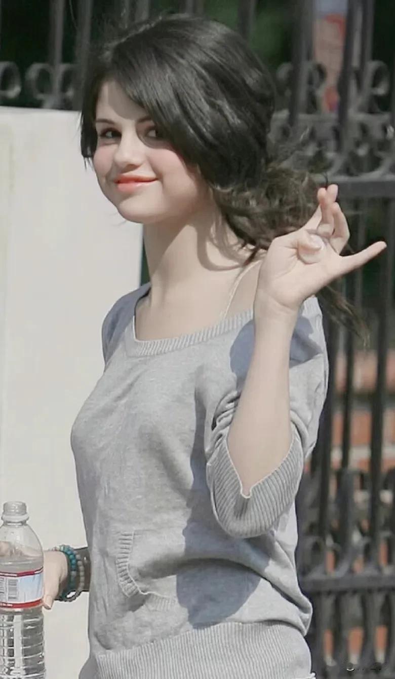 我就是很好奇，赛琳娜明明脸小个子高，为什么每次看照片都感觉矮呢？