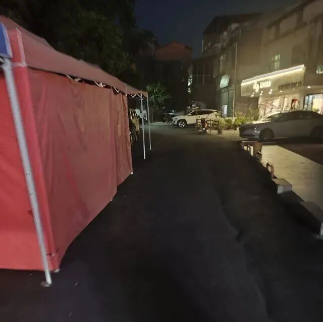 南昌一烧烤店搭棚占道经营, 双车道变单车道! 青山湖区湖坊镇政府: 立查立拆